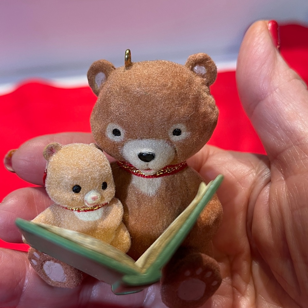 Hallmark Keepsake Ornament - Brown Bears with Green Book - Adoption 2004 - Picture 3 of 8